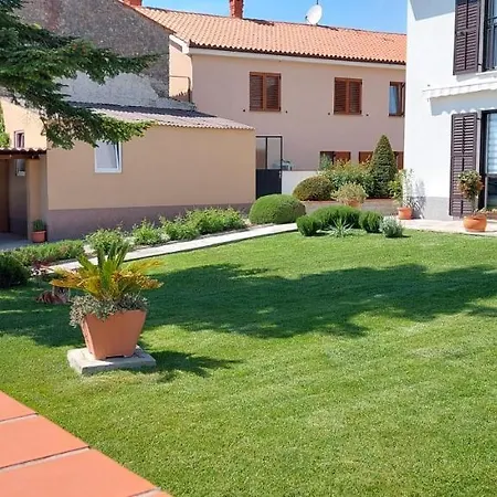 Aliana Apartment *